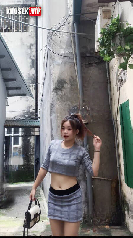 chich-em-rau-minh-day-buom-mup-khong-long-ren-la-hinh-01