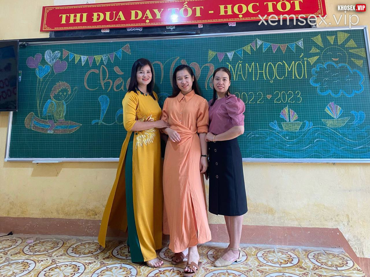 clip-sex-co-giao-tay-bac-mac-ao-dai-do-dit-voi-chong-cuc-dam-full-clip-pic-hinh-43
