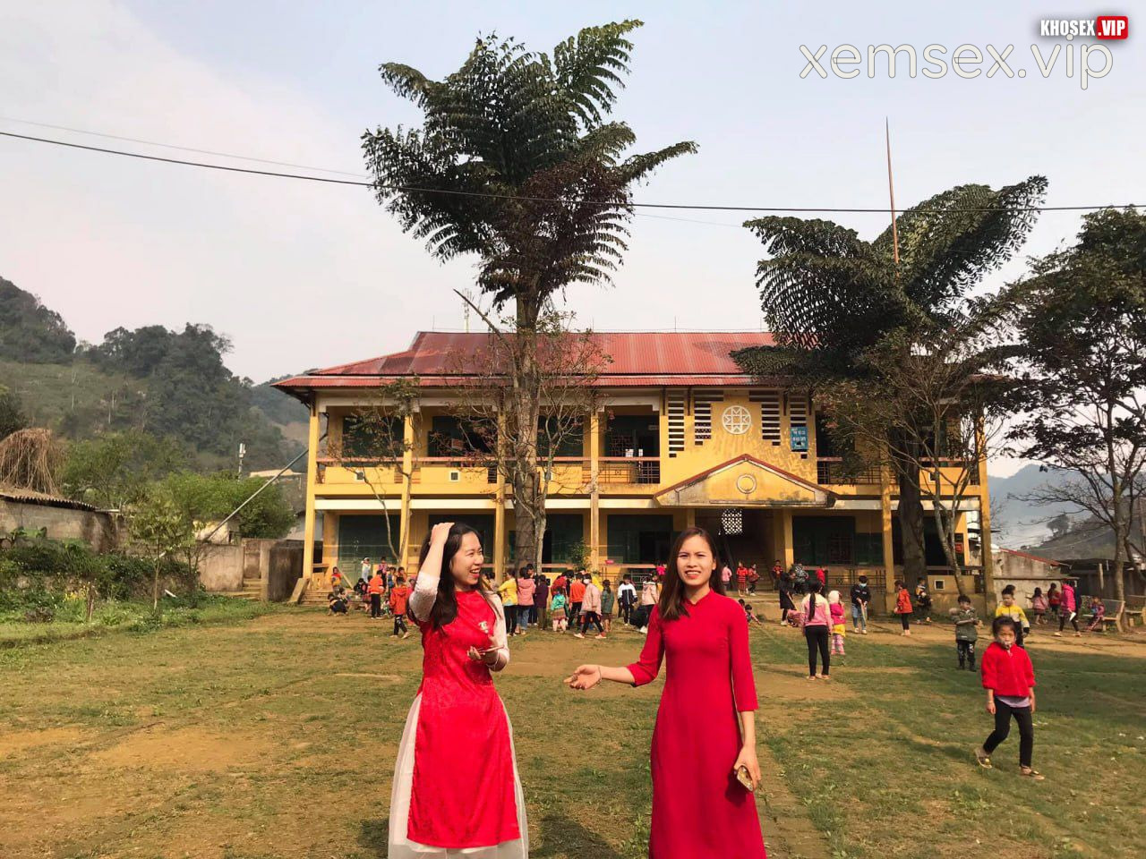 clip-sex-co-giao-tay-bac-mac-ao-dai-do-dit-voi-chong-cuc-dam-full-clip-pic-hinh-45