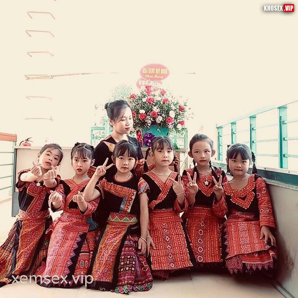 clip-sex-co-giao-tay-bac-mac-ao-dai-do-dit-voi-chong-cuc-dam-full-clip-pic-hinh-48