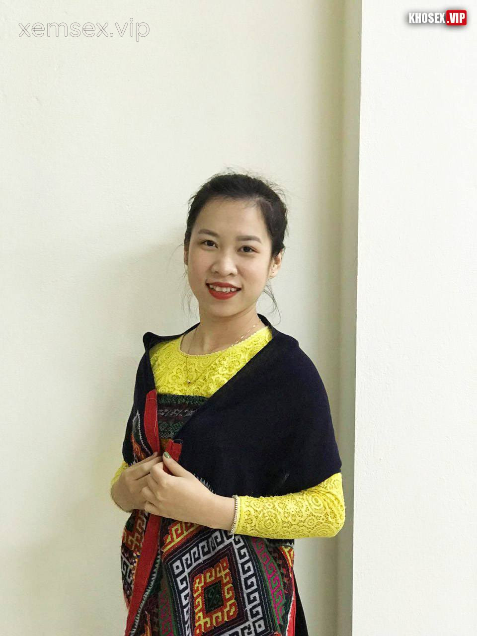 clip-sex-co-giao-tay-bac-mac-ao-dai-do-dit-voi-chong-cuc-dam-full-clip-pic-hinh-50