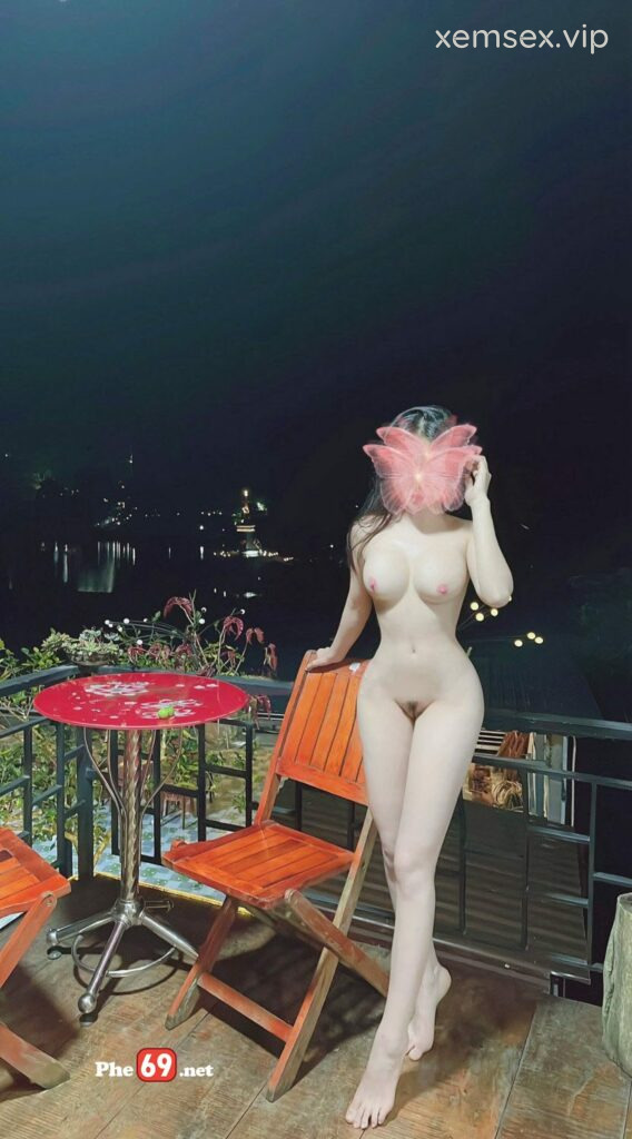 clip-sex-couple-be-tho-doggy-public-voi-chong-o-homestay-khi-di-du-lich-bien-full-clip-pic-hinh-02-568×1024-1