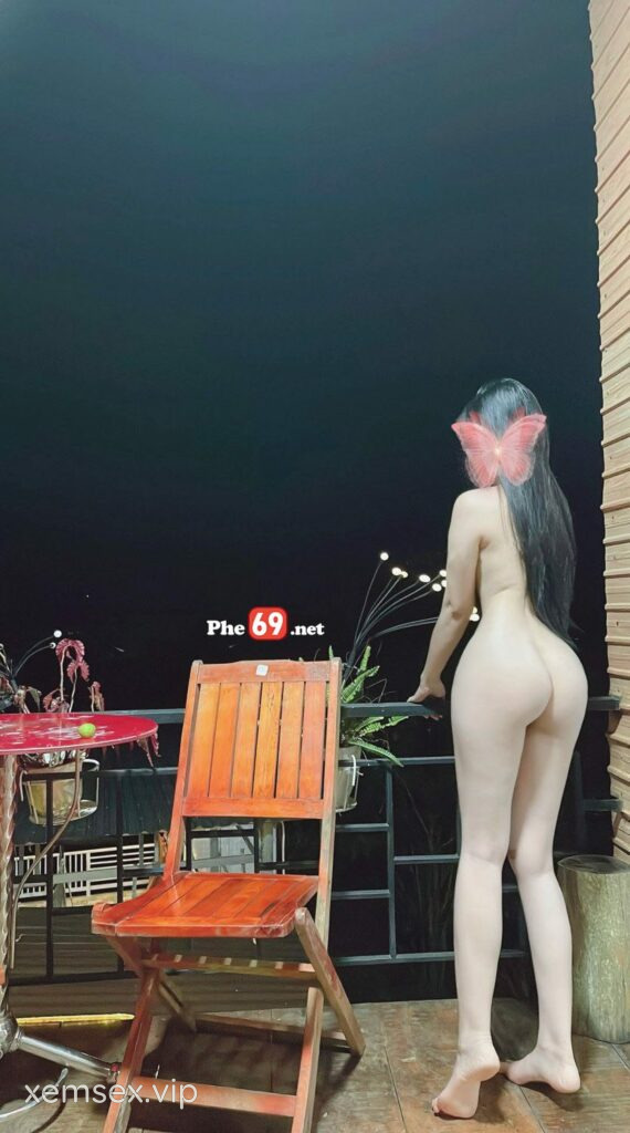 clip-sex-couple-be-tho-doggy-public-voi-chong-o-homestay-khi-di-du-lich-bien-full-clip-pic-hinh-03-570×1024-1