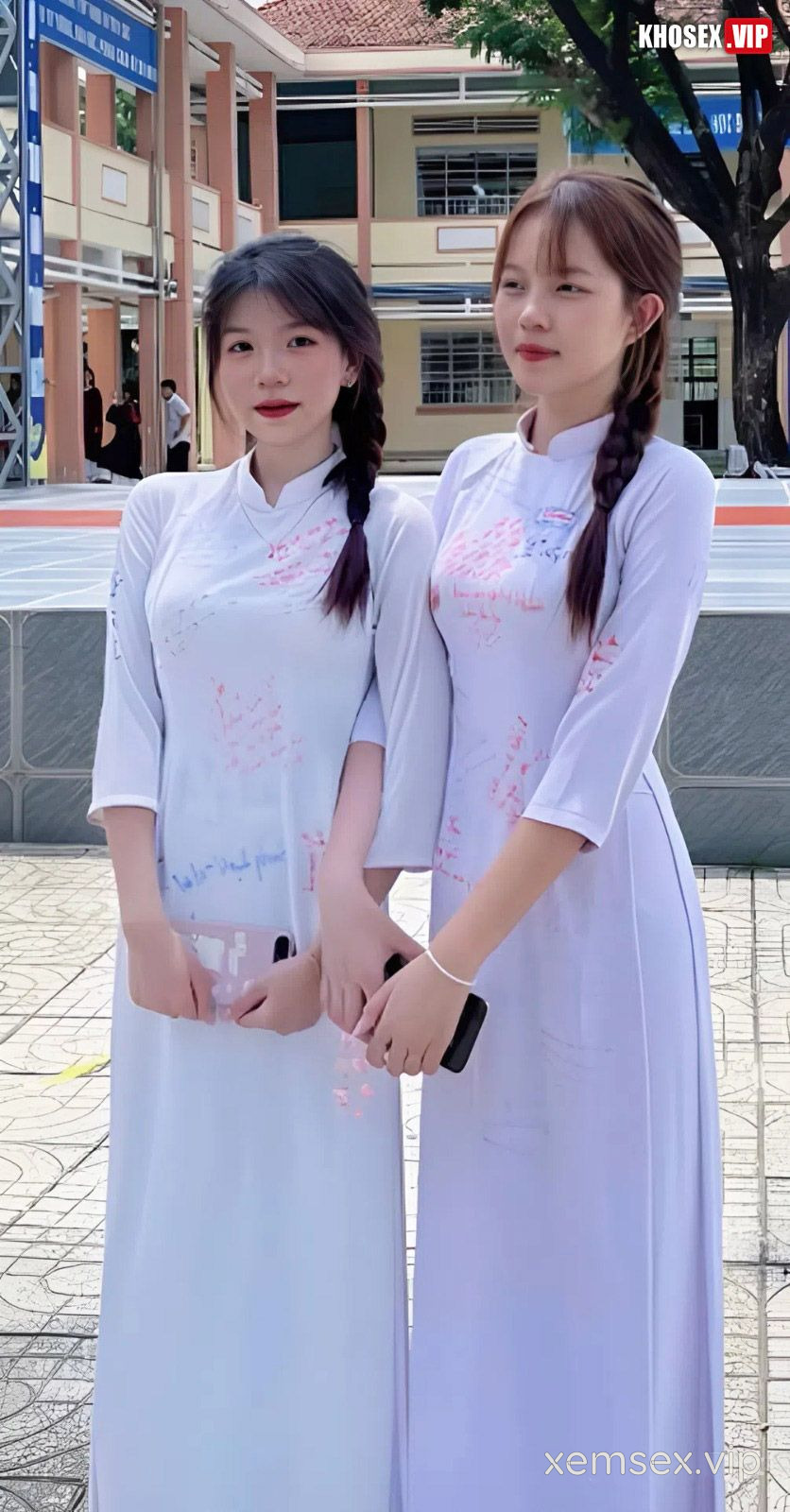 clip-sex-em-hoc-sinh-cap-3-bu-cu-trong-toilet-chua-da-dan-nguoi-yeu-ve-phong-chich-hinh-01