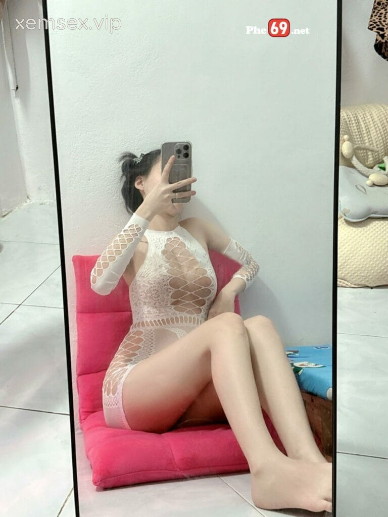 clip-sex-vo-dam-trang-xinh-cosplay-do-luoi-trang-nhin-nung-qua-hinh-02-768×1024-1