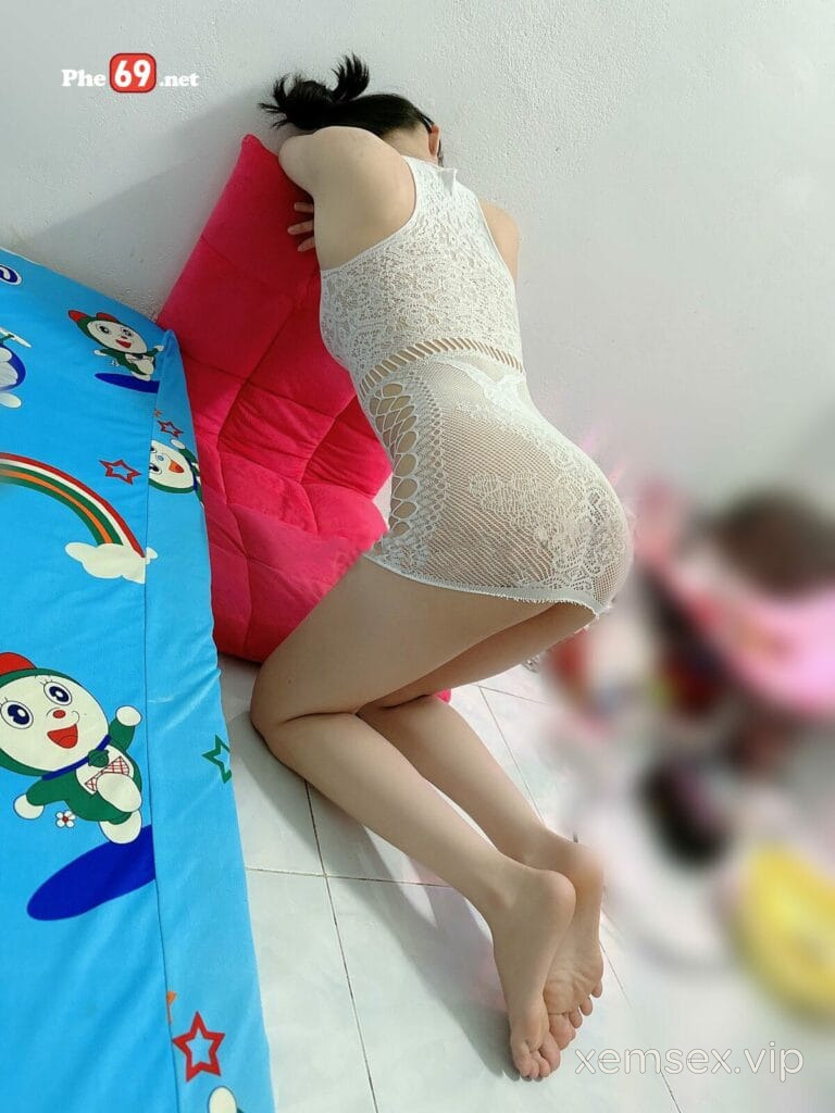 clip-sex-vo-dam-trang-xinh-cosplay-do-luoi-trang-nhin-nung-qua-hinh-09-768×1024-1