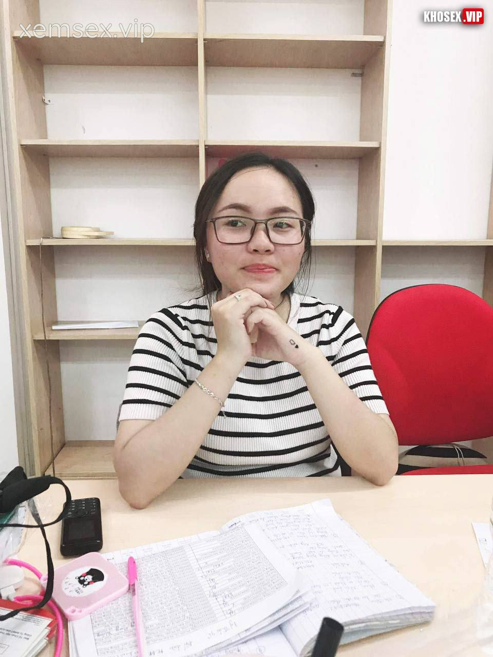 du-em-nhan-vien-van-phong-deo-kinh-suong-ren-ri-roi-ga-em-xuat-trong-full-clip-pic-hinh-01