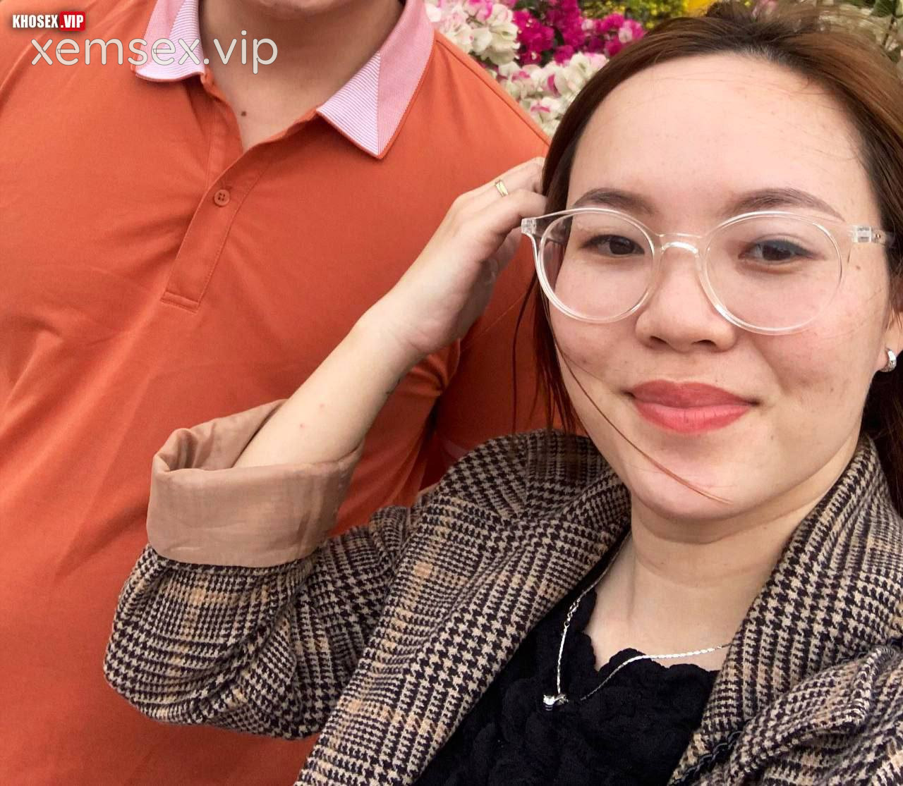 du-em-nhan-vien-van-phong-deo-kinh-suong-ren-ri-roi-ga-em-xuat-trong-full-clip-pic-hinh-09