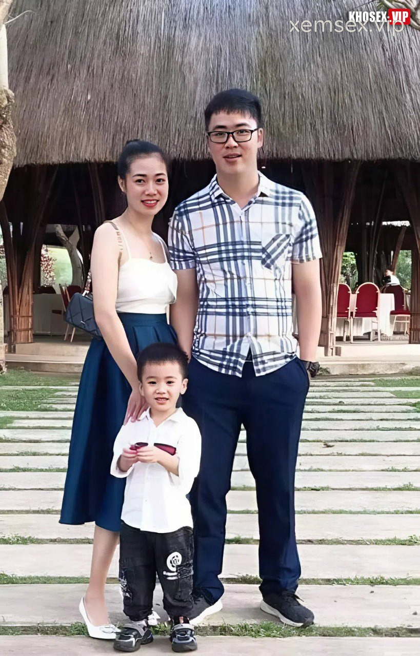 em-dang-nau-an-ma-anh-keo-vay-em-len-chich-ngay-tai-bep-phan-2-hinh-01