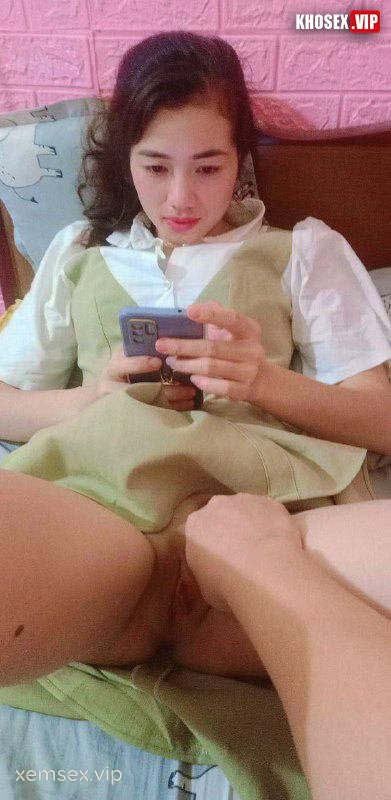 em-dang-nau-an-ma-anh-keo-vay-em-len-chich-ngay-tai-bep-phan-3-hinh-03