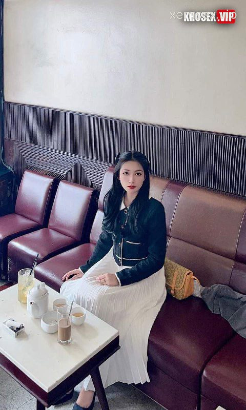 em-gai-xinh-ren-ri-vi-anh-dit-qua-nung-hinh-01