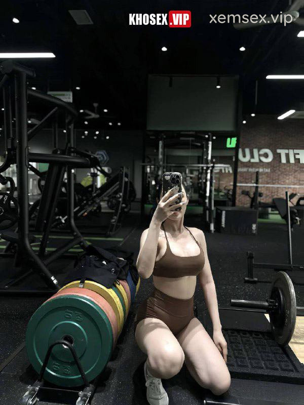 em-gymer-bui-thu-hang-lo-clip-sex-dit-nhau-voi-nguoi-yeu-trong-khach-san-hinh-03