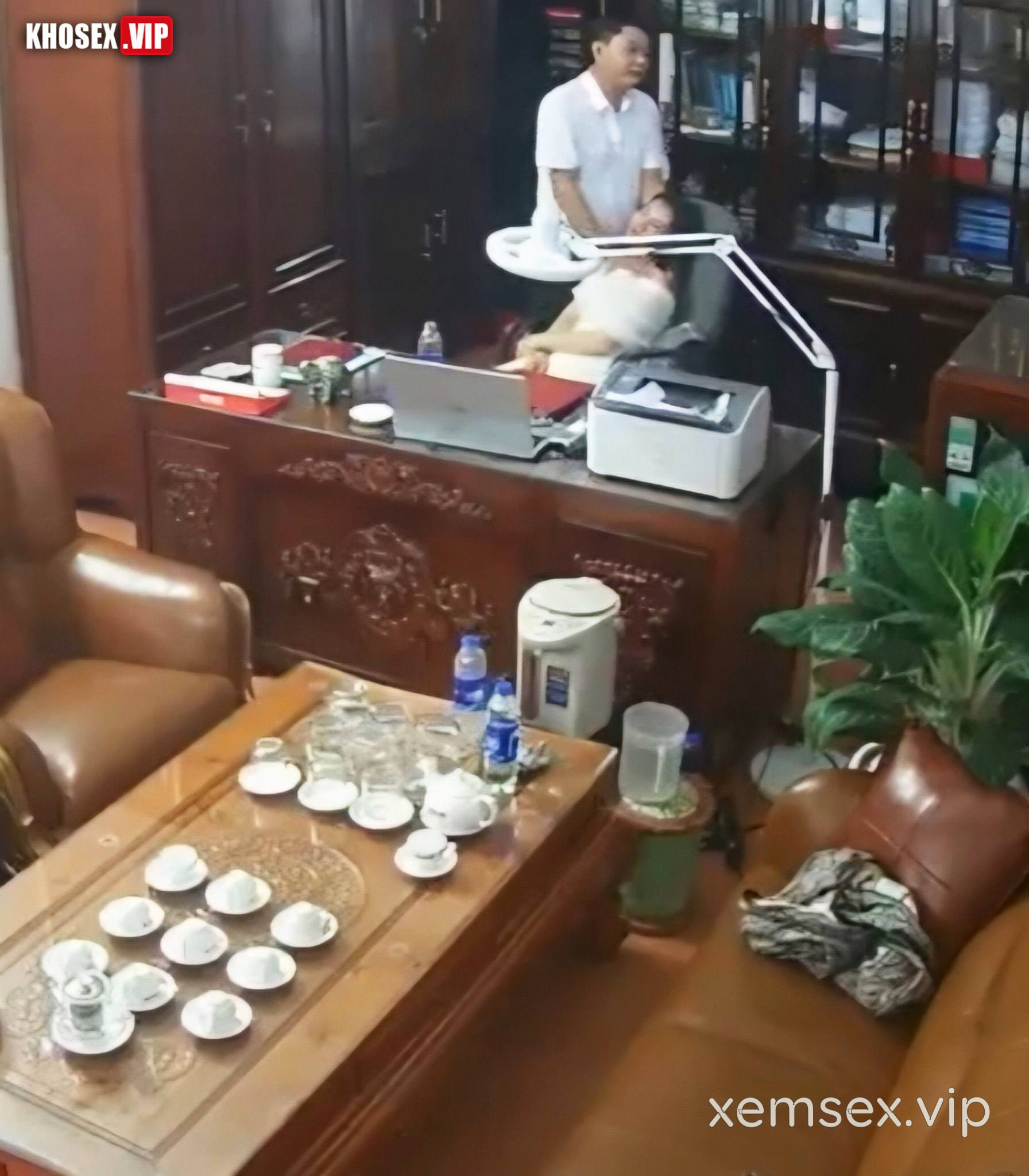 hack-camera-hieu-truong-lo-clip-leu-leu-cac-nu-giao-vien-phu-huynh-nang-diem-cho-con-hinh-01