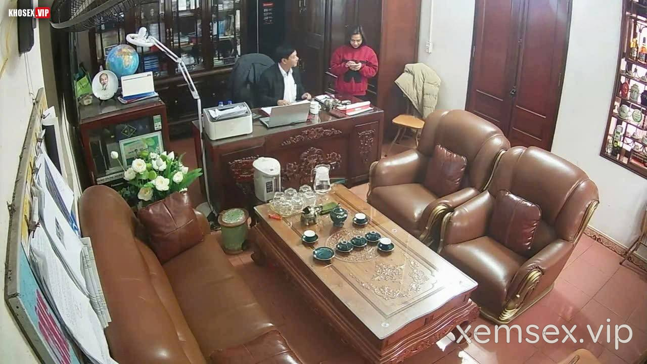hack-camera-hieu-truong-lo-clip-leu-leu-cac-nu-giao-vien-phu-huynh-nang-diem-cho-con-hinh-02