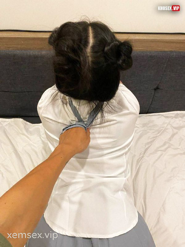 lo-clip-sex-cap-doi-du-lich-phu-quoc-chich-tu-trong-rung-cho-toi-khach-san-hinh-04