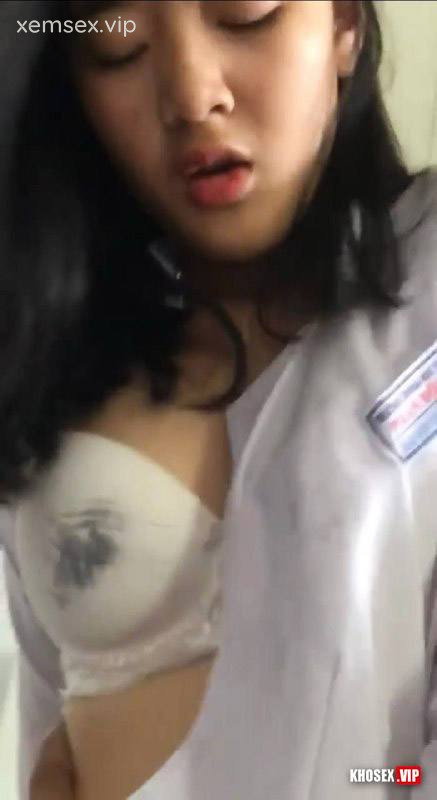 lo-clip-sex-em-hoc-sinh-deo-kinh-mac-ao-dai-dit-voi-ban-trai-full-clip-pic-hinh-01