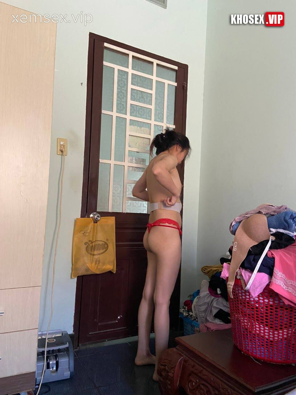 vo-slave-tuyet-mai-dam-dang-bi-chong-du-ren-la-khau-dam-full-clip-pic-hinh-05